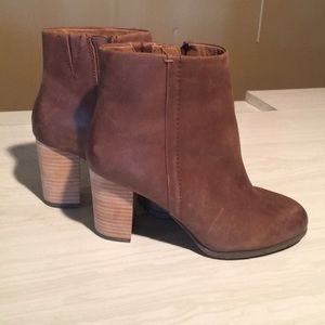 Size 6&1/2 Brand: Vionic -tan booties